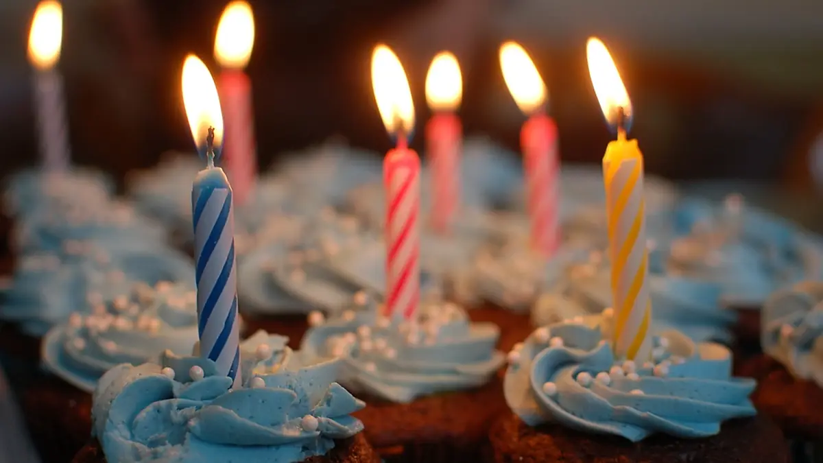 Cupcakes de aniversário com velinhas acesas