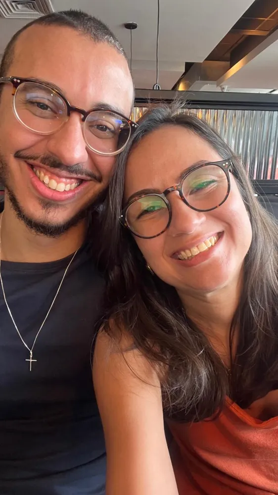 Murilo e Lissa, fundadores do APLV Sem Segredo, sorrindo juntos